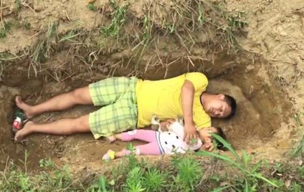 Батько лежить у могилі зі своєю дочкою