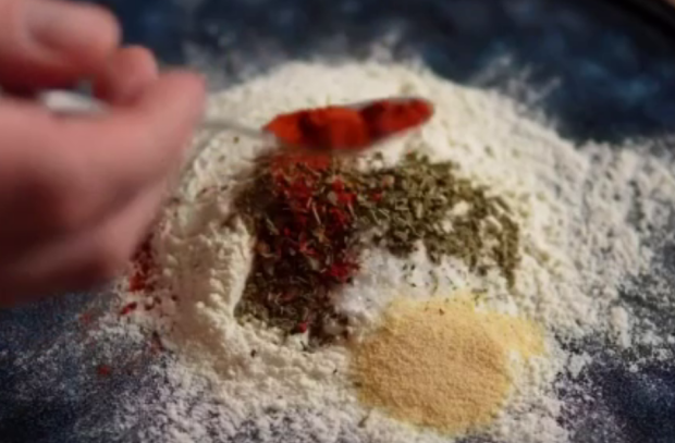 Попкорн из курицы, кадр из видео