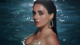 Анна Трінчер у новому кліпі "Палає"