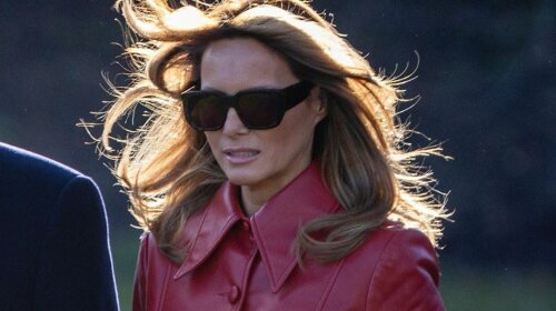 У стилі 70-х: Меланія Трамп в червоному шкіряному пальто і модних окулярах вирушила в Палм-Біч