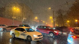 Городяни радіють, комунальники панікують: Київ засипає першим снігом (фото,відео)