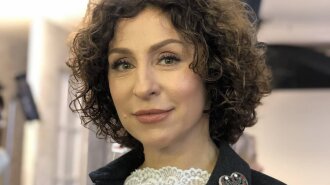 Телеведущая Надежда Матвеева поразила стильным образом с белой футболкой, который можно надеть и на работу и на вечеринку с друзьями