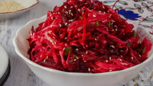 Новогодний салат из свеклы – такой же вкусный, как и винегрет, но готовить его гораздо проще