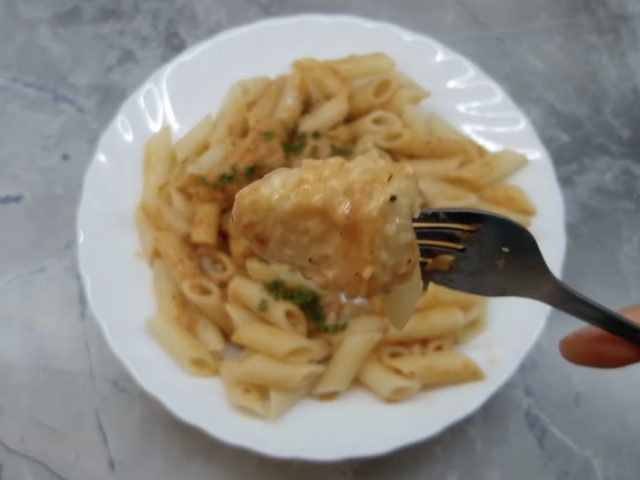 Простой и вкусный обед – куриное филе в нежном соусе: съедят вместе с ложкой