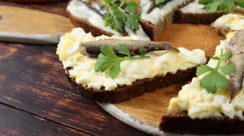 Бутерброди зі шпротами та сирно-яєчним кремом: простий рецепт до новорічного столу