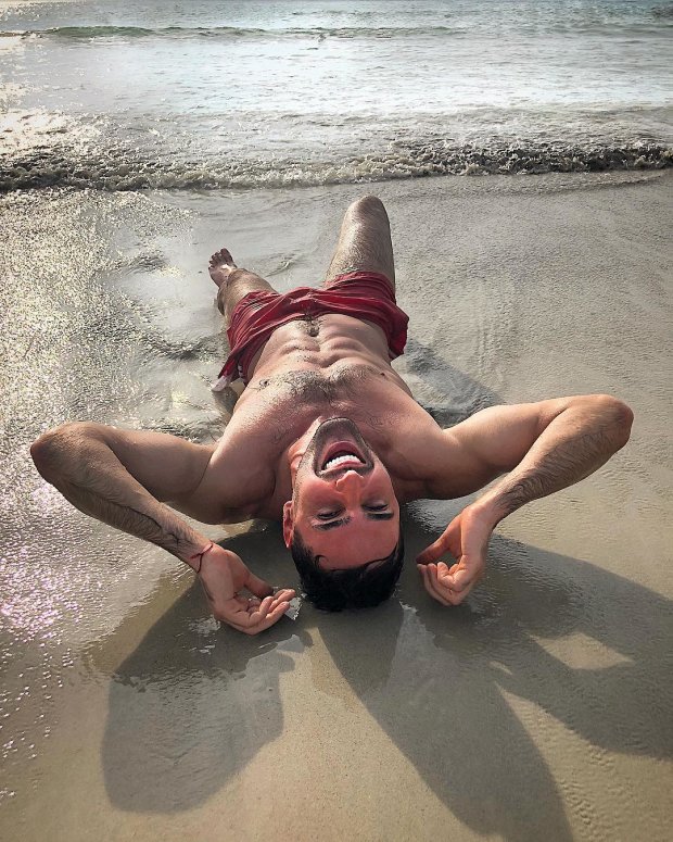 Віталій Козловський влаштував фотосесію на пляжі в Таїланді