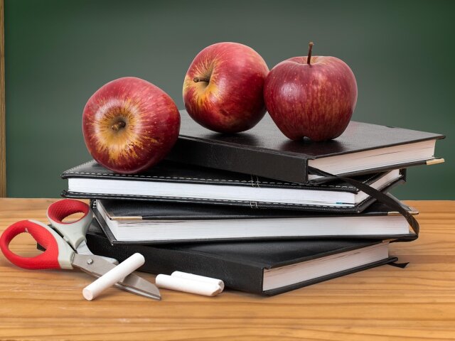 Школа и яблоки. Фото: Steve Buissinne с сайта Pixabay