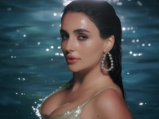 Анна Трінчер у новому кліпі "Палає"