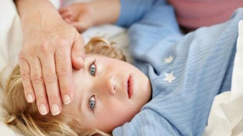 Когда и как надо сбивать температуру ребенку
