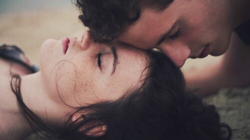 Love-Couple-on-The-Sand