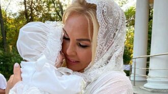 У білій сукні та мереживній хустці: Камалія стала хрещеною мамою вчетверте