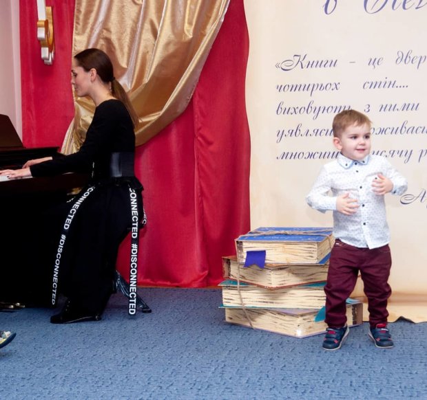 Юлия Санина выступила на детском утреннике с сыном Даниилом