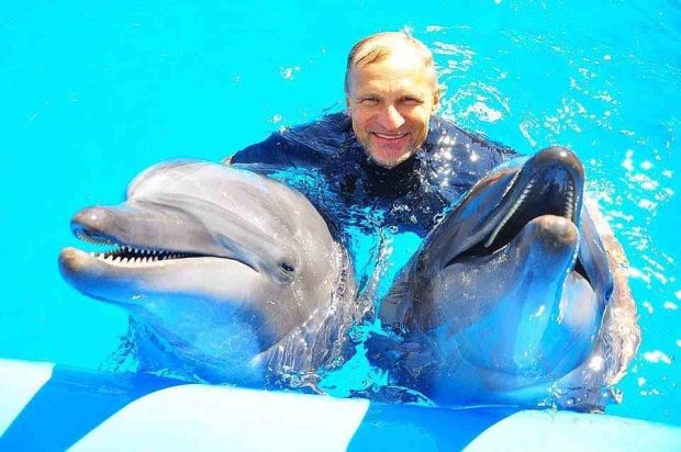 Олег Скрипка с дельфинами