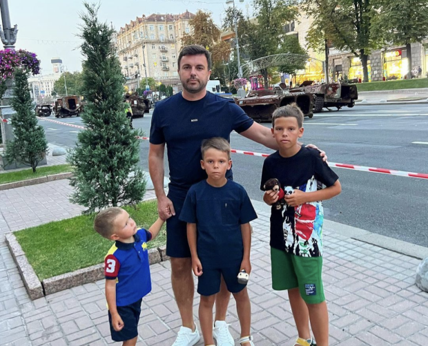 Григорій Решетнік вперше "покатав" синів на метро