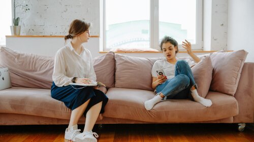 "Не сейчас, мам": как разговаривать с подростками на важные темы и не сойти с ума
