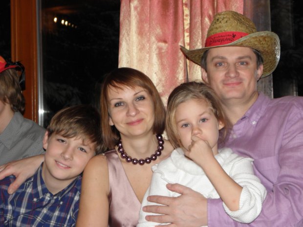 Игорь Кондратюк с женой и детьми