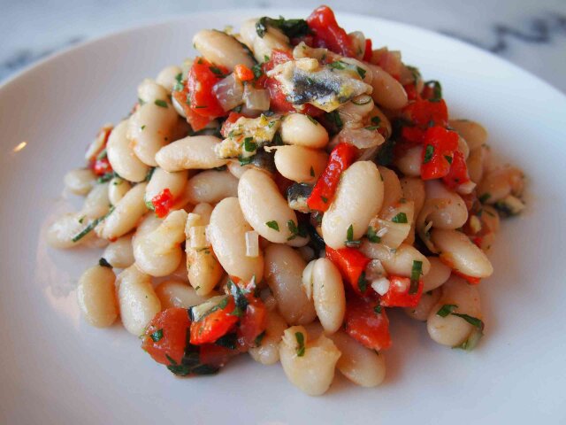Beans with tomatoes and anchovies