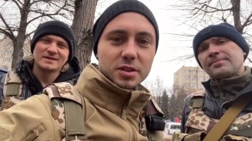 Вытаскивает осколки и останавливает кровь: Тарас Тополя опубликовал видео с передовой
