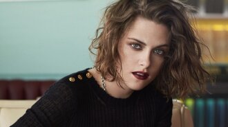 На теле только бусы и пиджак: Кристен Стюарт пришла на премьеру своего фильма в чересчур откровенном образе