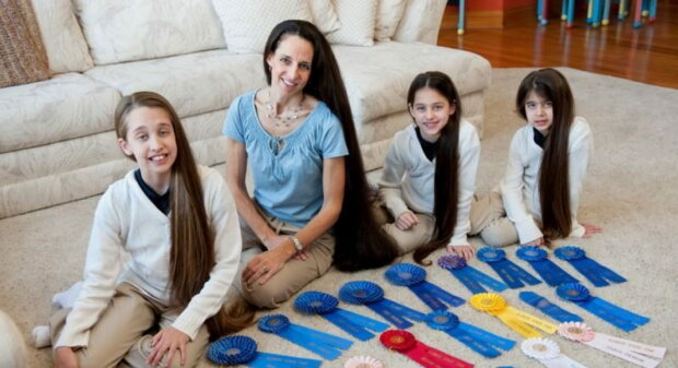 Мама і її три дочки ніколи не стриглися: як вони виглядають зараз (ФОТО)