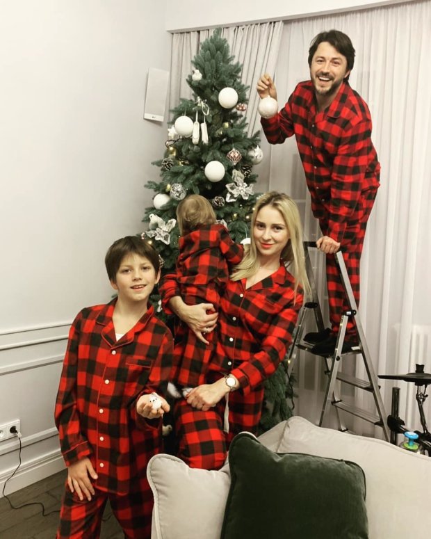 Сергей Притула с семьей наряжает елку