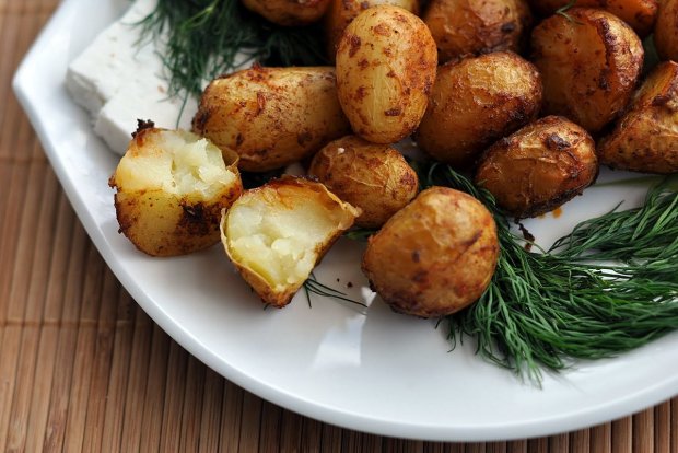 Чтобы картофель не оставил последствий на твоей фигуре — готовь его без каких-либо масел