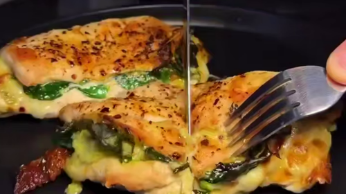 Куряча грудка з песто і моцарелою соусом, кадр з відео