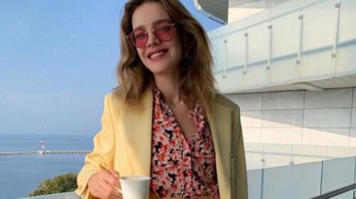 Расклешенные джинсы и жакет цвета неба: 38-летняя Наталья Водянова показала новый весенний образ — хоть для взрослых, хоть для подростков (ФОТО)