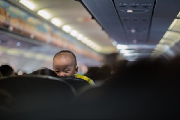Плачущий ребенок в самолете: как помочь маме