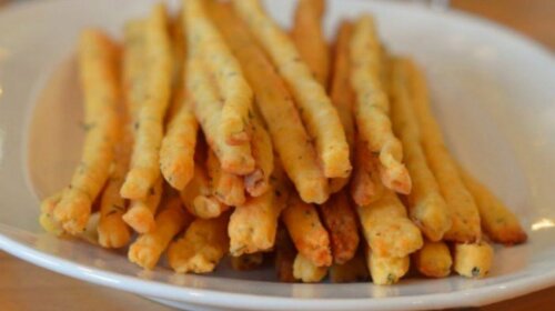 Смачна домашня закуска: хрусткі палички зі смаком сиру і різними травами