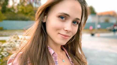 Девочка выросла: Женя Ковалева из "Сватов" снялась в пикантной фотосессии