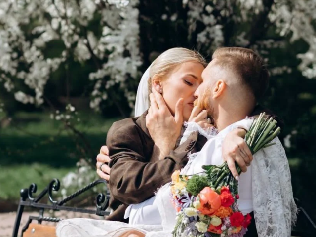 Письменник Павло Вишебаба одружився з блогеркою Анжелікою Кравець