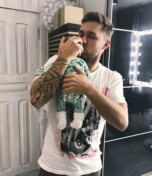 Влад Соколовский с новорожденной дочерью Мией