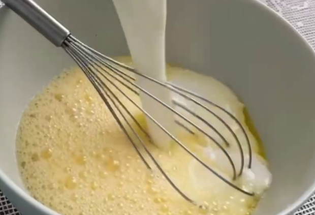 Маффіни з капустою та шинкою, кадр з відео