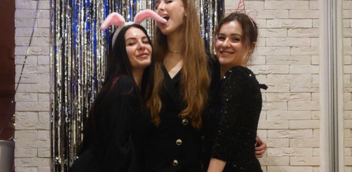 Подруги, дружба, вечеринка, фото: Clutch