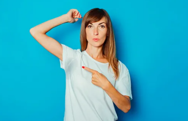 Пятна пота на белой одежде, изображение из свободных источников