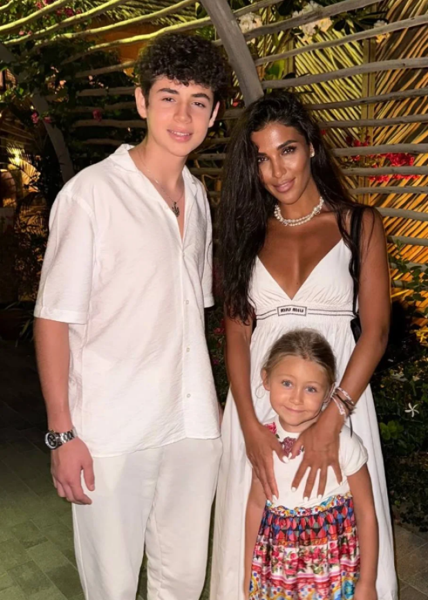 Санта Дімопулос з дітьми