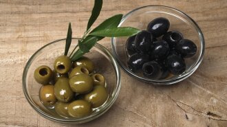 Ученые объяснили, почему дети не любят оливки и сыр
