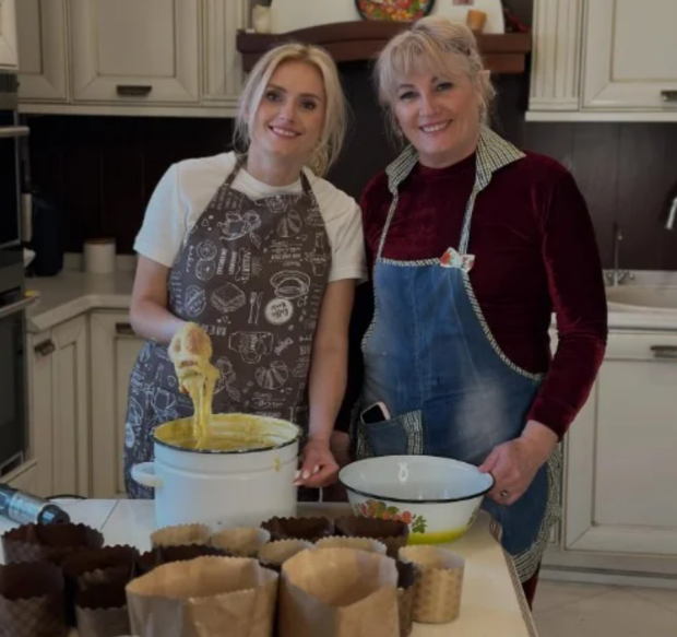 Ирина Федишин и ее мама Леся пекут паски