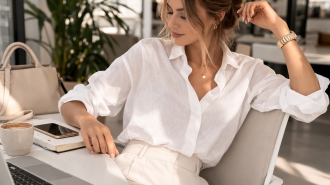 Білий одяг, офіс, зображення: Clutch