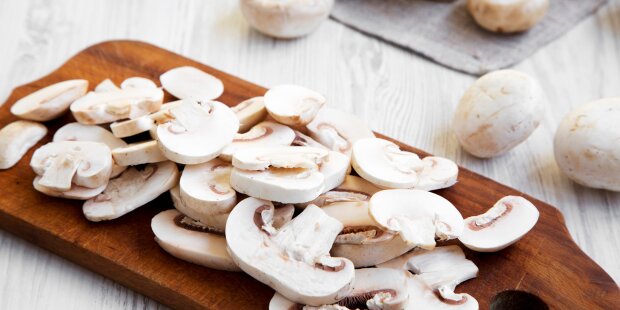 Как правильно жарить грибы: не спешите сразу высыпать их на сковороду