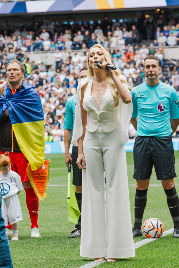 Оля Полякова поразила Сеть исполнением гимна на футбольном матче в Лондоне