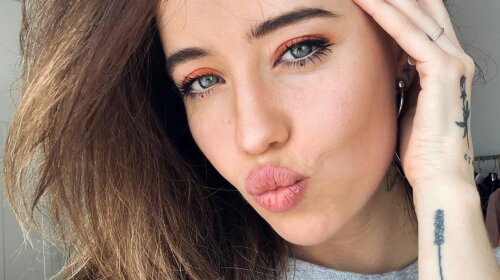 Любимица Потапа в эффектной юбке с пикантным разрезом восхитила Сеть