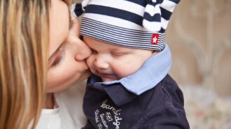 baby-baby-with-mom-mother-kiss-tenderness-67663(3)