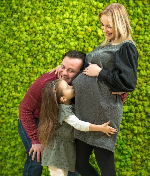 Беременная Лилия Ребрик с мужем и дочерью