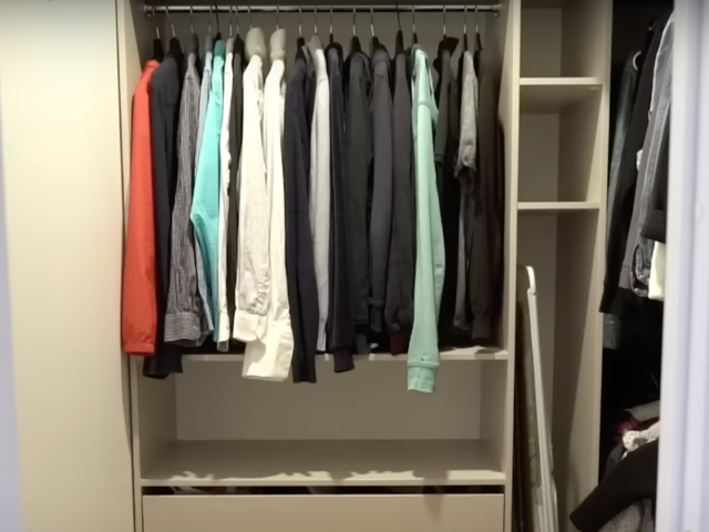 Шкаф с одеждой. Фото: скриншот youtube.com