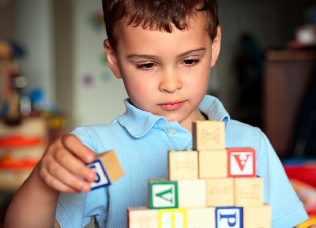 Первые признаки аутизма у ребенка: важная информация для родителей