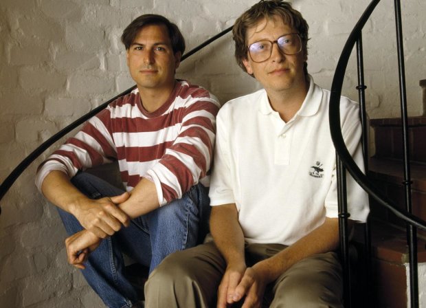 Стив Джобс в молодости (слева)