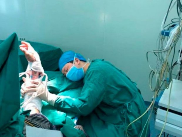 В Китае хирург уснул во время сложной операции: причина всколыхнула сеть