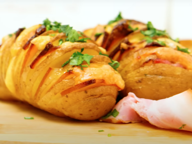Картошка-гармошка с беконом. Фото: youtube.com